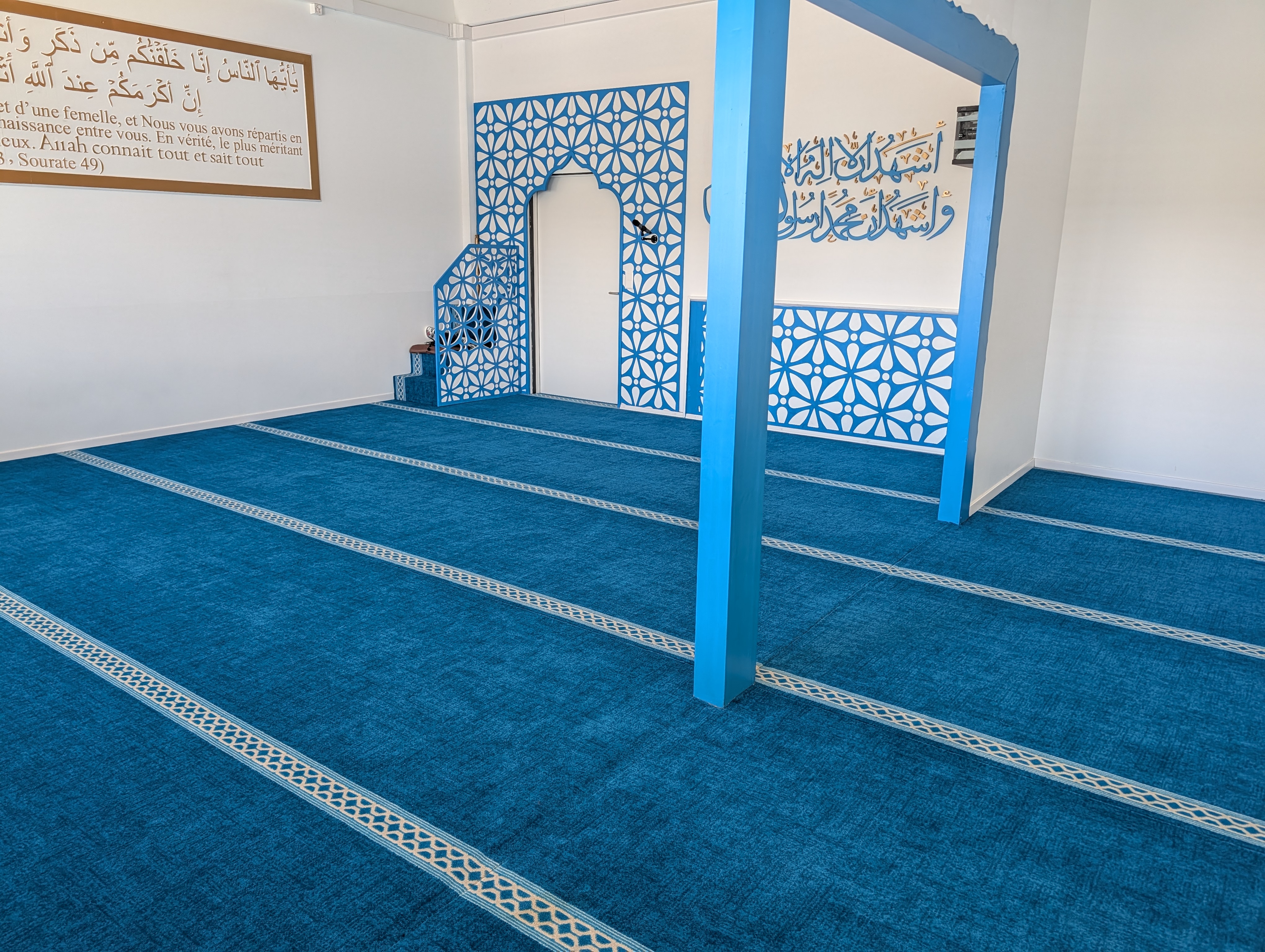 Intérieur de la salle de prière du CCMN — Mihrab et calligraphies